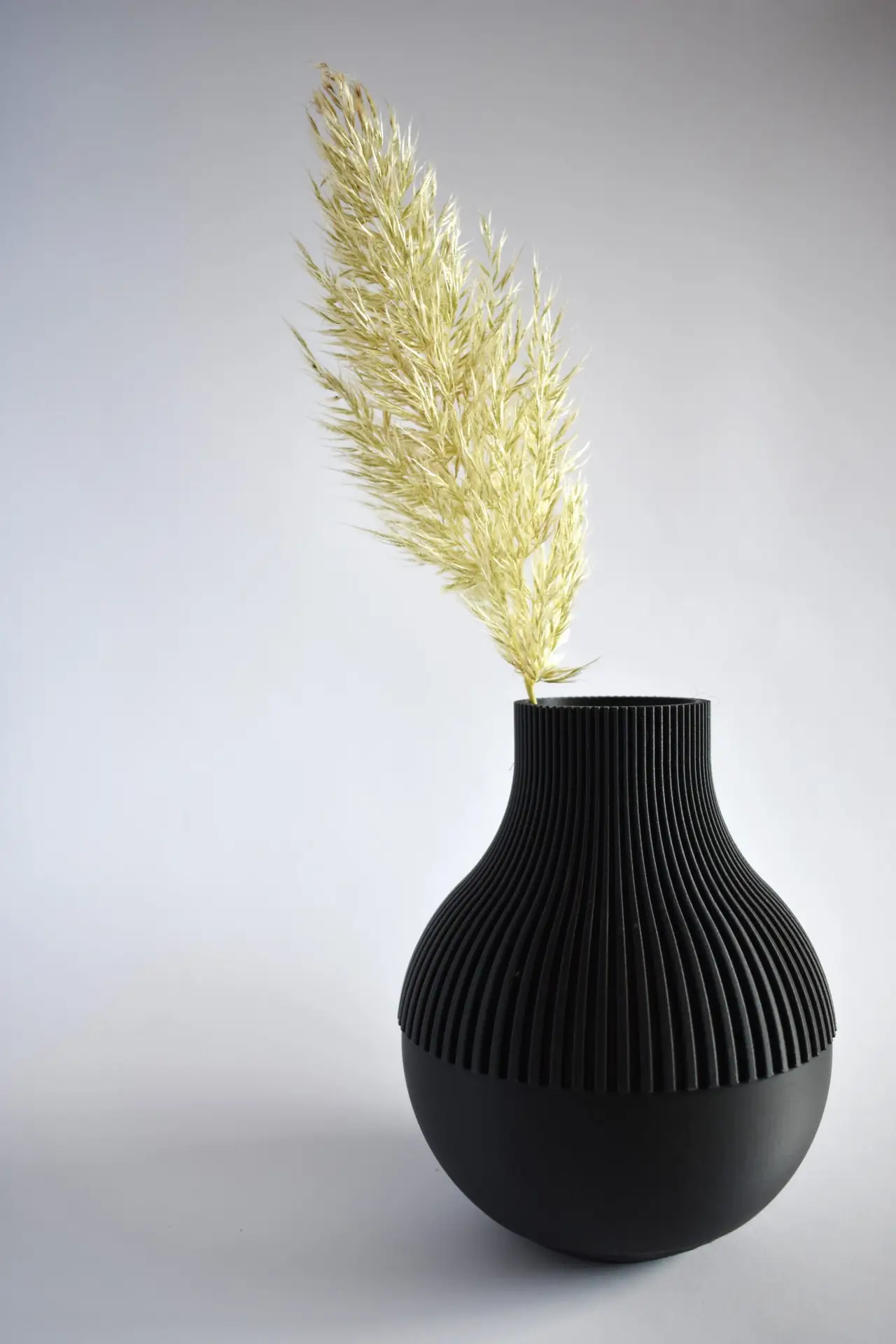 Modern 3D Nyomtatott Váza – Fekete, Bordázott Felületű