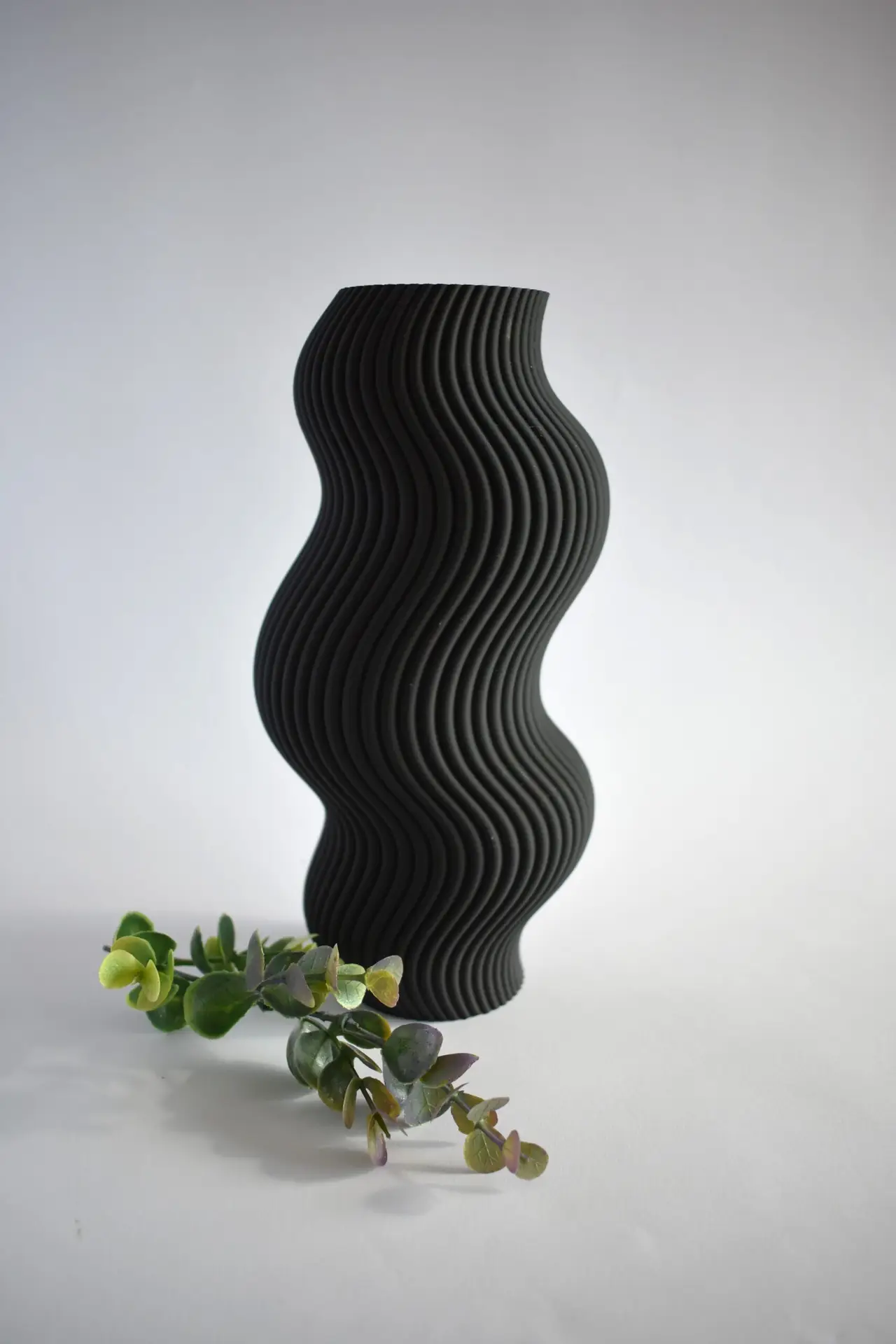 Hullámvonalas 3D Nyomtatott Váza – Fekete, Modern Design